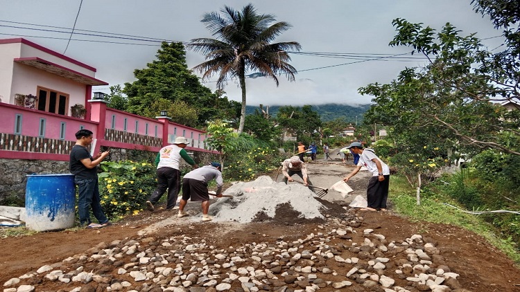 GOTONG ROYONG PERBAIKAN JALAN PEKON SIDOKATON
